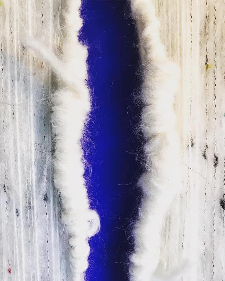 Ross.Wool · «Cicatrici III — Bianco su Blu» — Lana e cotone su tela con lacerazione verticale, 2026